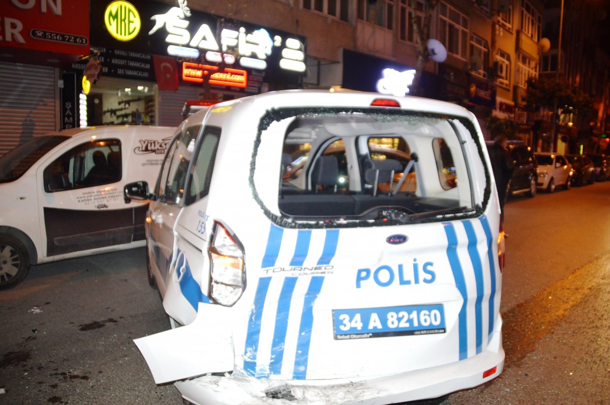Polis aracına çarpan şahıslar kaçarken kaza yaptı