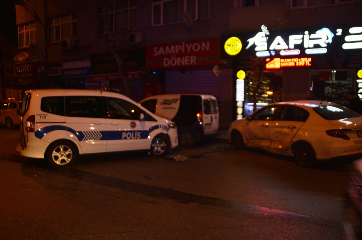 Polis aracına çarpan şahıslar kaçarken kaza yaptı