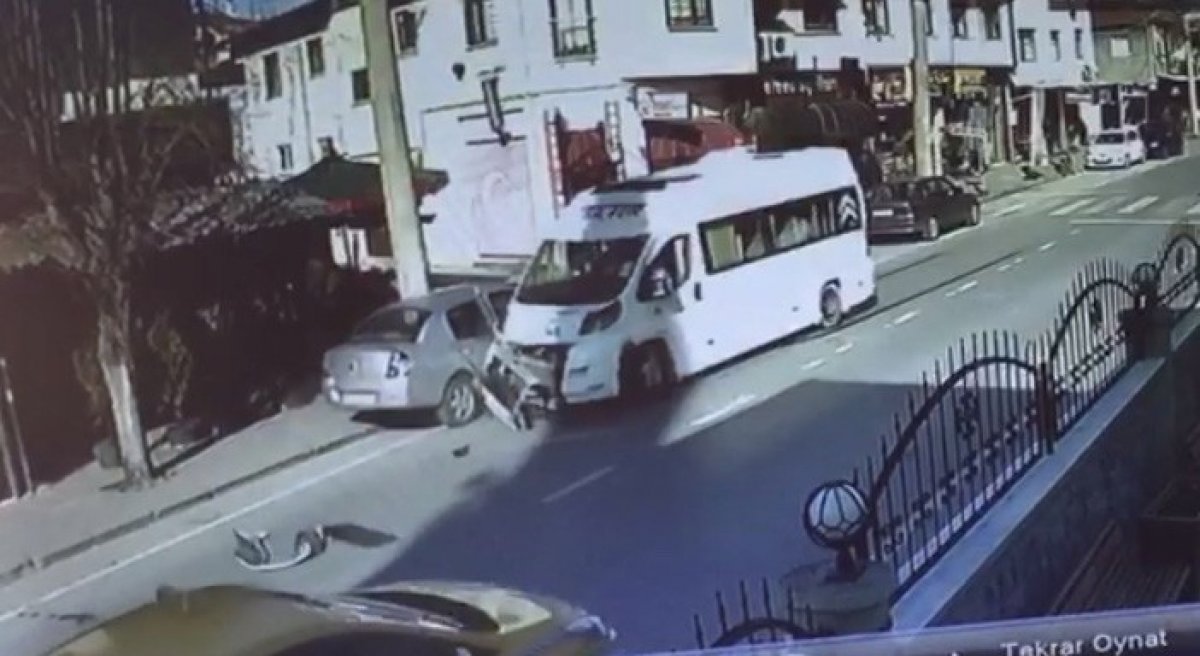 i Kaza yapan servis şoförüne tekme ve yumrukla saldırdı