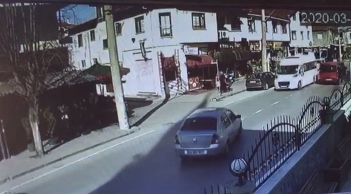 i Kaza yapan servis şoförüne tekme ve yumrukla saldırdı