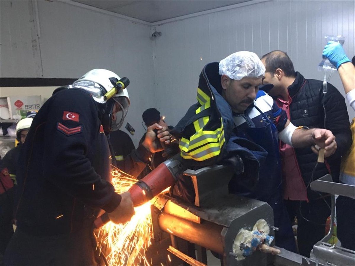 Elini paketleme makinasına kaptırdı