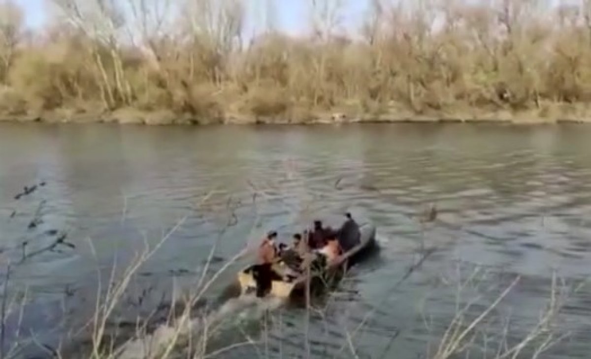 a Göçmenlerin Meriç Nehri'ni geçtiği anlar