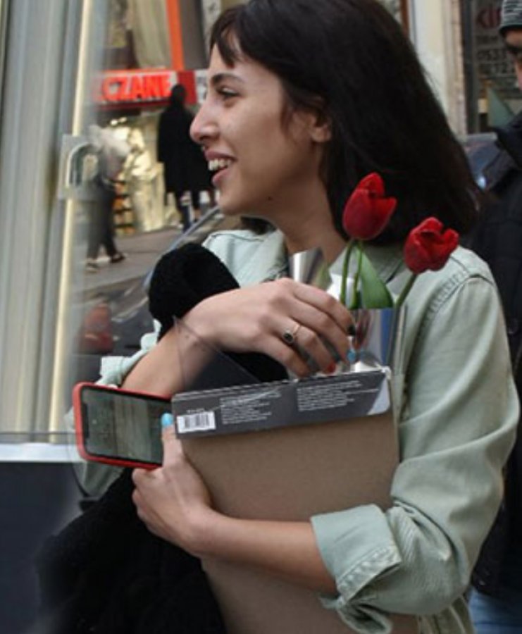 Zehra Çilingiroğlu elinde çiçeklerle görüntülendi