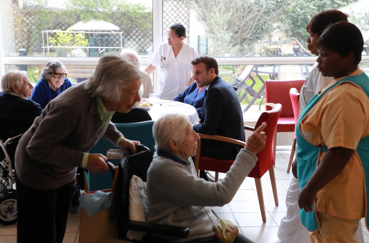 r Macron: Yaşlıları ziyaretten kaçının