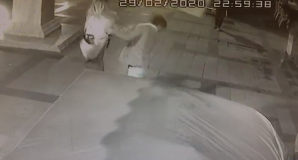Sokak ortasında kadından erkeğe şiddet kamerada
