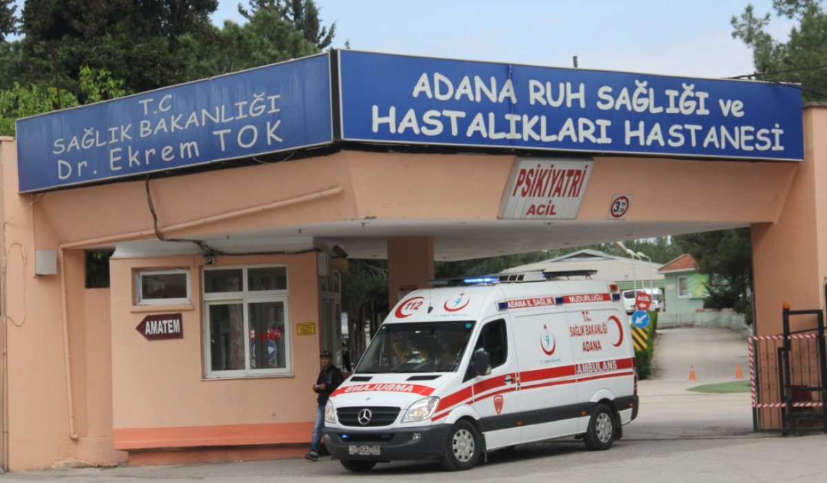 i Şizofren kadın, bir hastanın gözlerini çıkardı