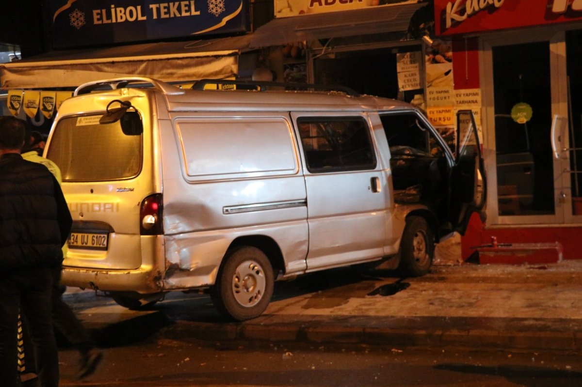 i Alkollü sürücü bir araca çarptıktan sonra dükkana girdi
