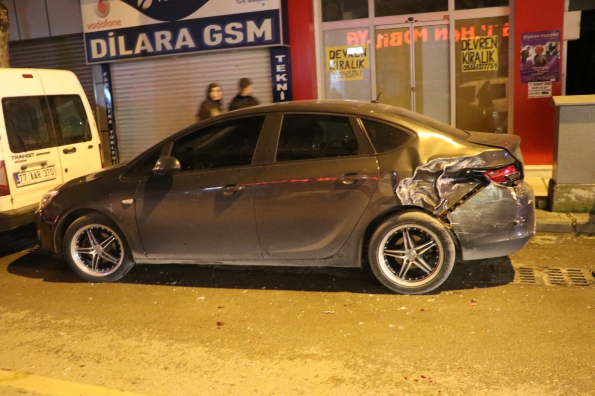 i Alkollü sürücü bir araca çarptıktan sonra dükkana girdi
