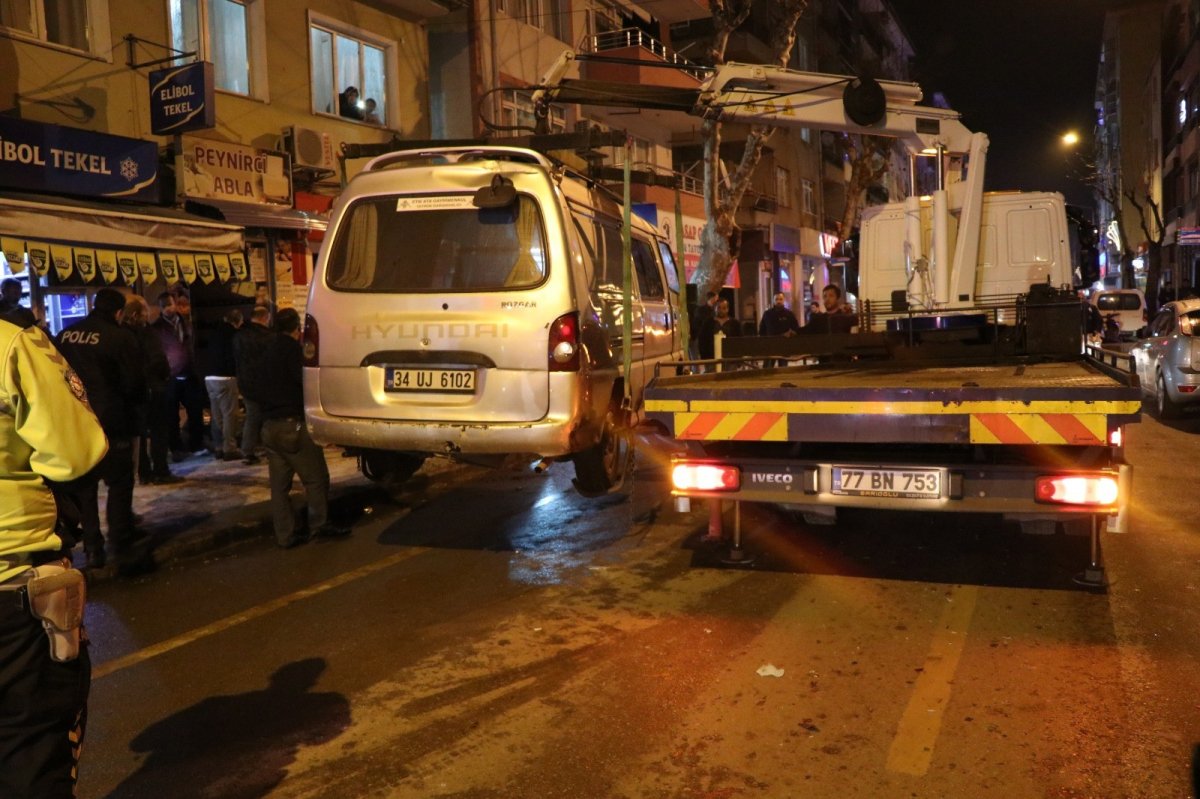 i Alkollü sürücü bir araca çarptıktan sonra dükkana girdi