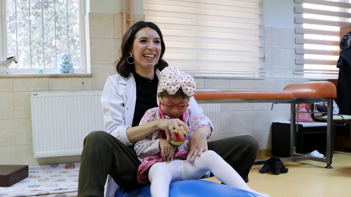 Azmiyle felci yenerek fizyoterapist oldu