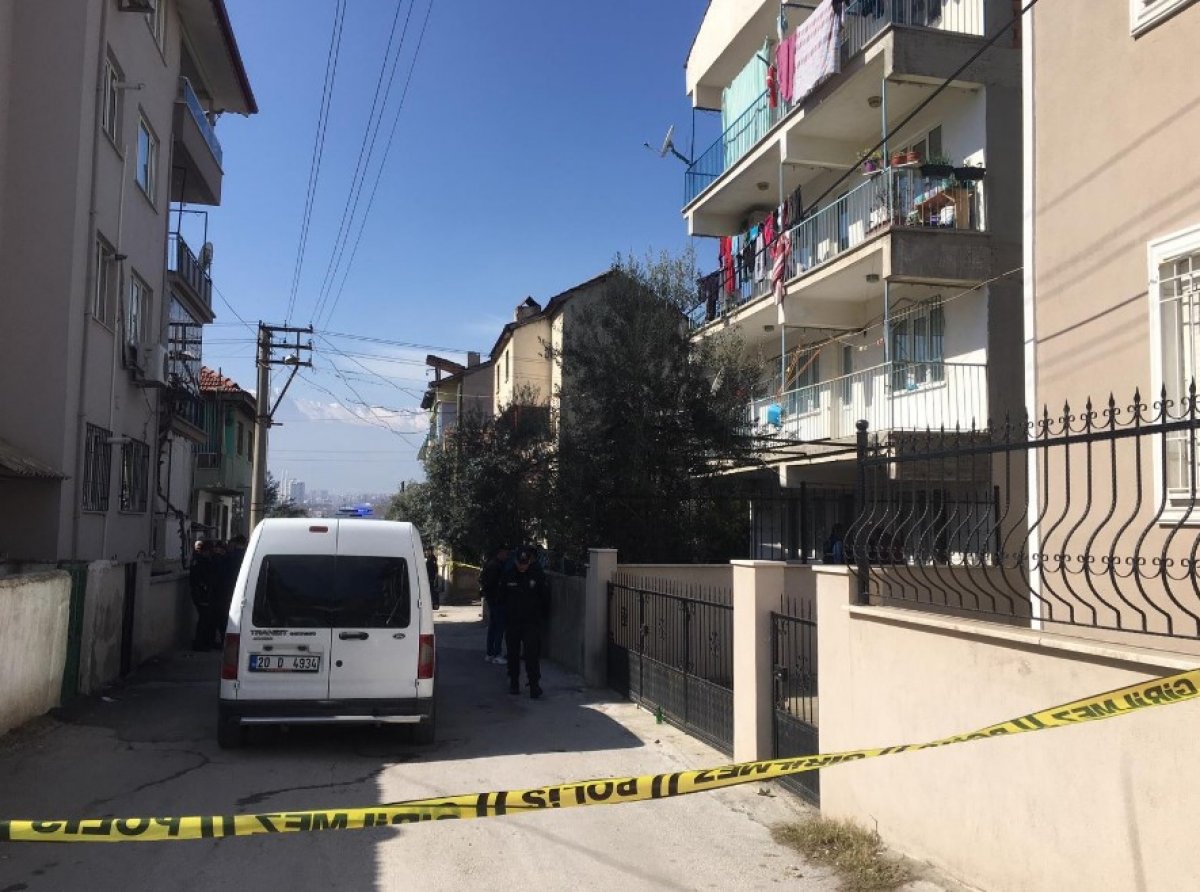 Denizli'de bir kişi eşini baltayla öldürüp, intihar etti