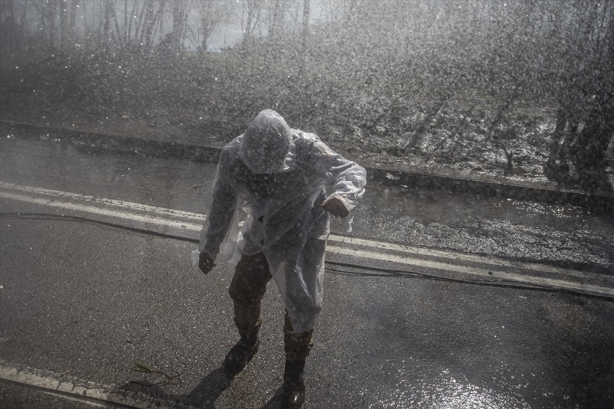 a Mültecilerden gaz bombasına karşı pet şişeden önlem