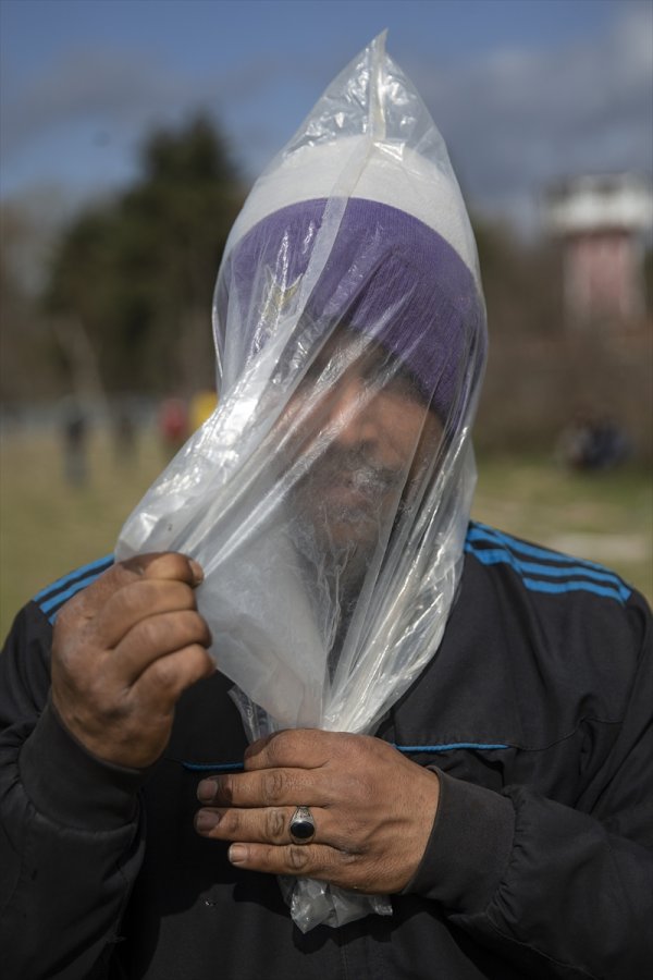 a Mültecilerden gaz bombasına karşı pet şişeden önlem
