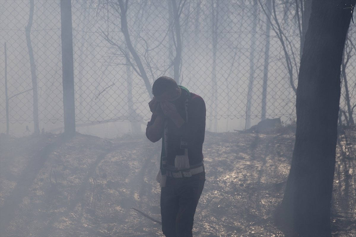 a Mültecilerden gaz bombasına karşı pet şişeden önlem