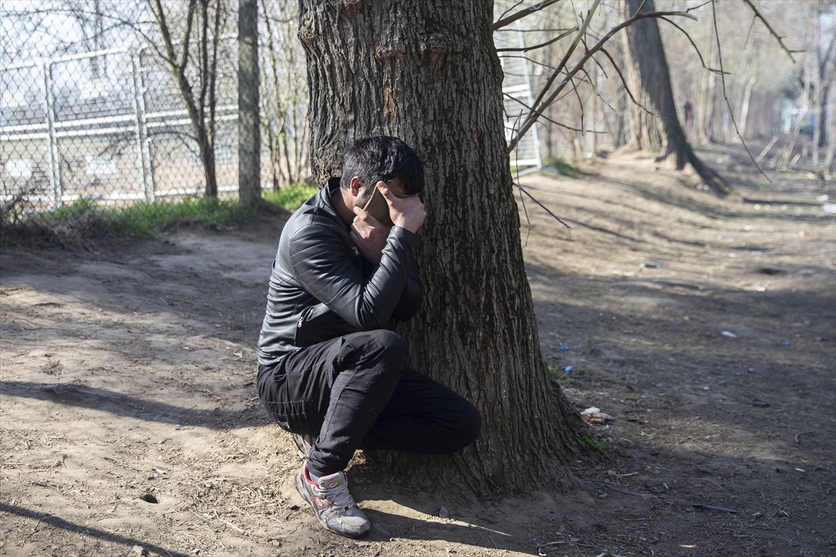 a Mültecilerden gaz bombasına karşı pet şişeden önlem
