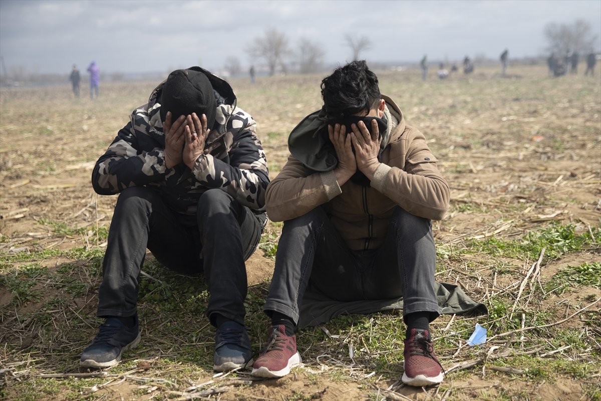 a Mültecilerden gaz bombasına karşı pet şişeden önlem