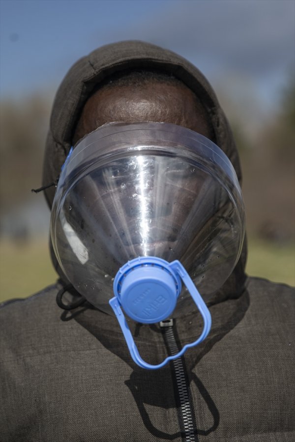 a Mültecilerden gaz bombasına karşı pet şişeden önlem