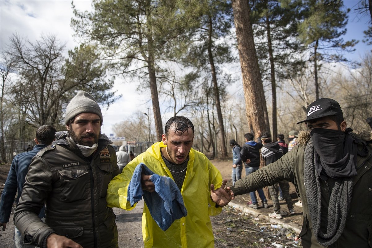 a Mültecilerden gaz bombasına karşı pet şişeden önlem