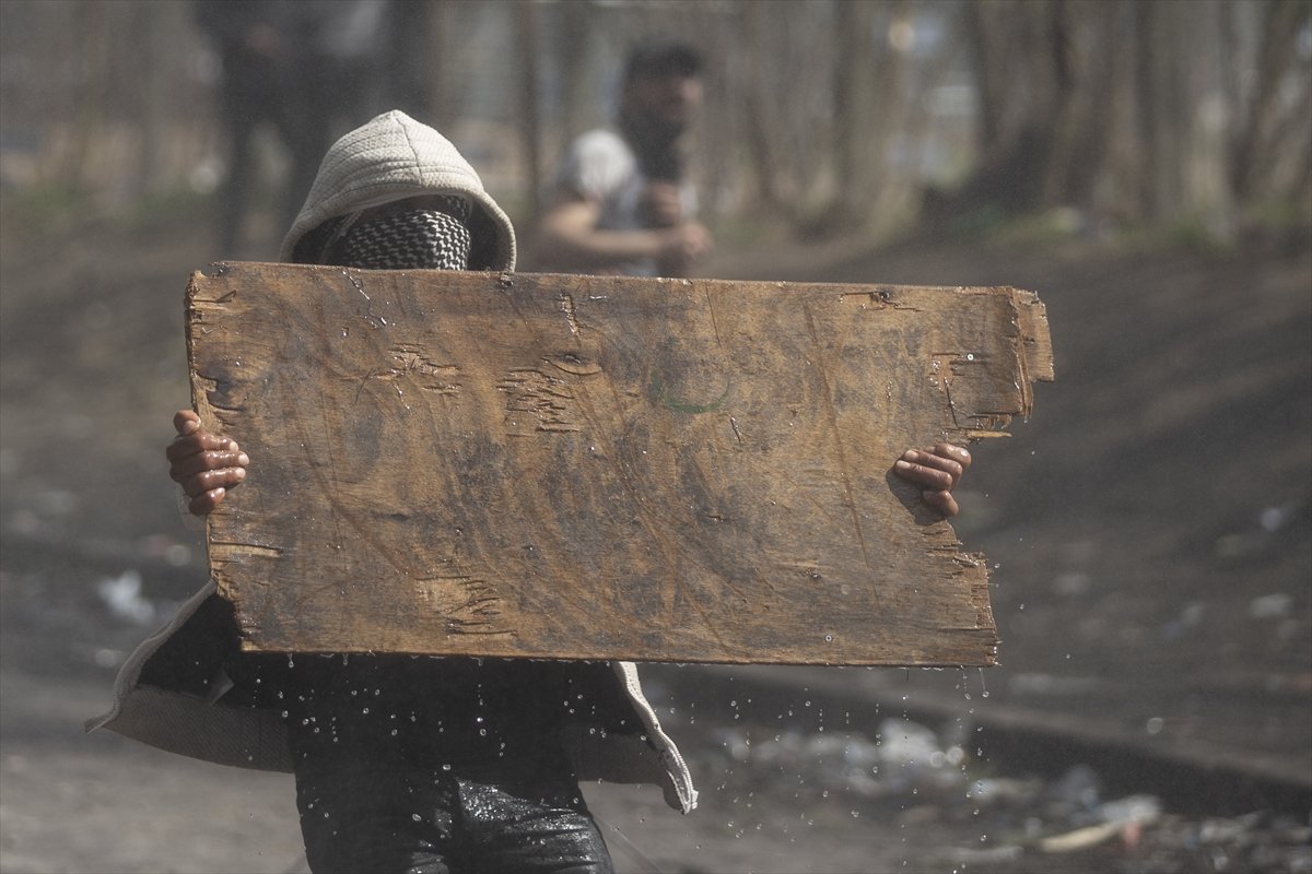 a Mültecilerden gaz bombasına karşı pet şişeden önlem