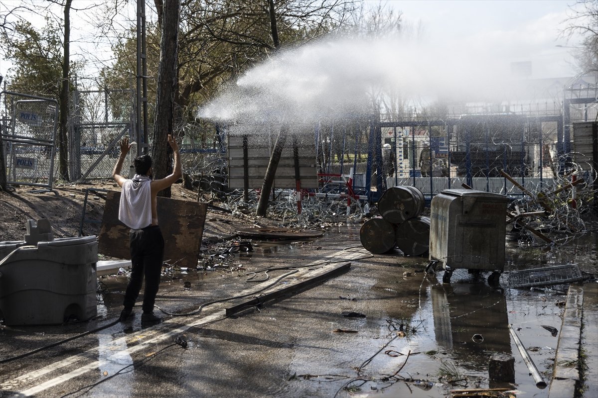 a Mültecilerden gaz bombasına karşı pet şişeden önlem