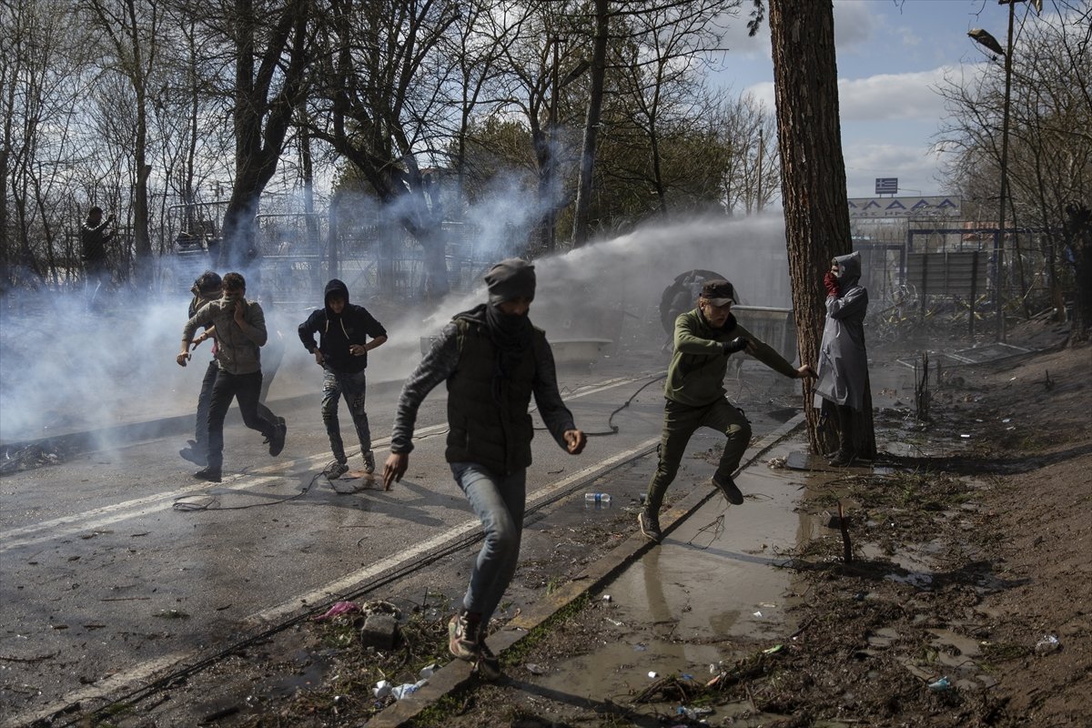 a Mültecilerden gaz bombasına karşı pet şişeden önlem