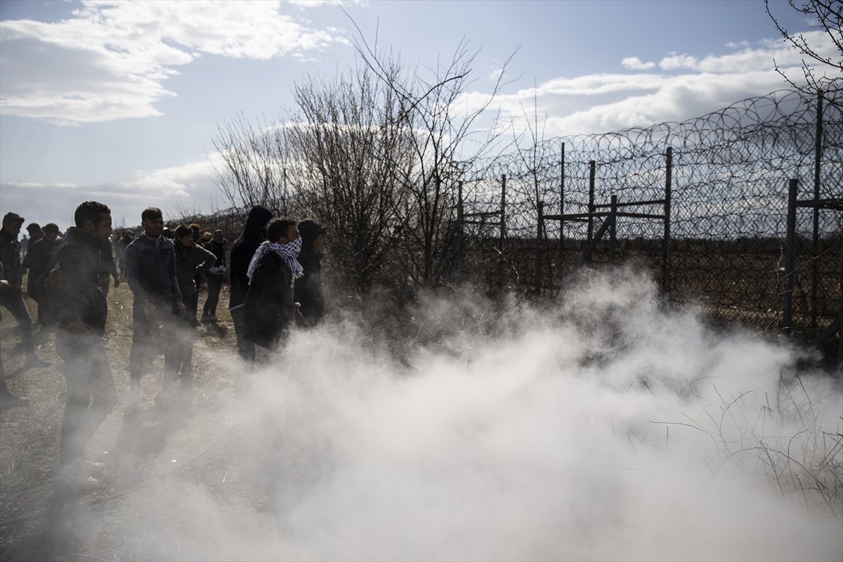 a Mültecilerden gaz bombasına karşı pet şişeden önlem