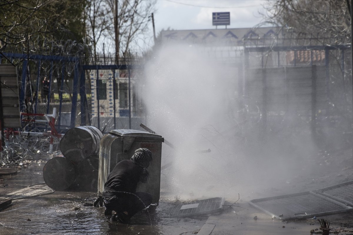 a Mültecilerden gaz bombasına karşı pet şişeden önlem