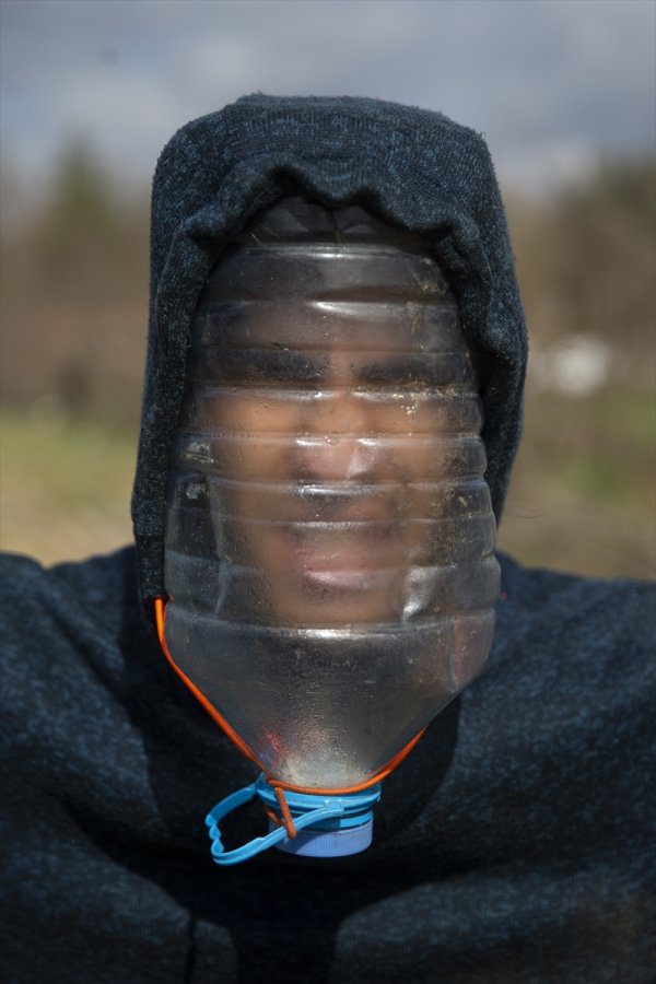 a Mültecilerden gaz bombasına karşı pet şişeden önlem