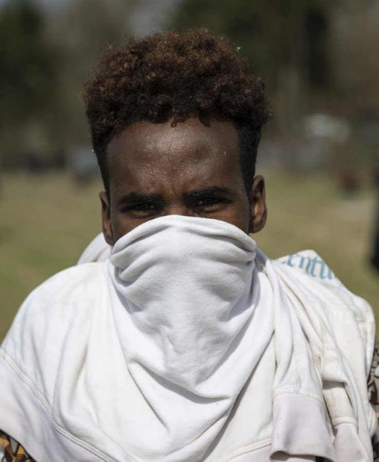a Mültecilerden gaz bombasına karşı pet şişeden önlem