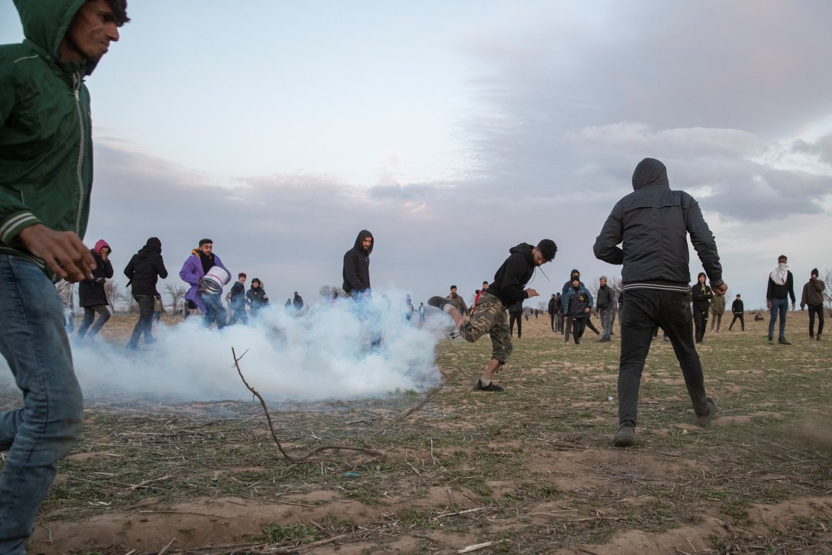 r Yunanistan'dan mültecilere yardımları kesme kararı