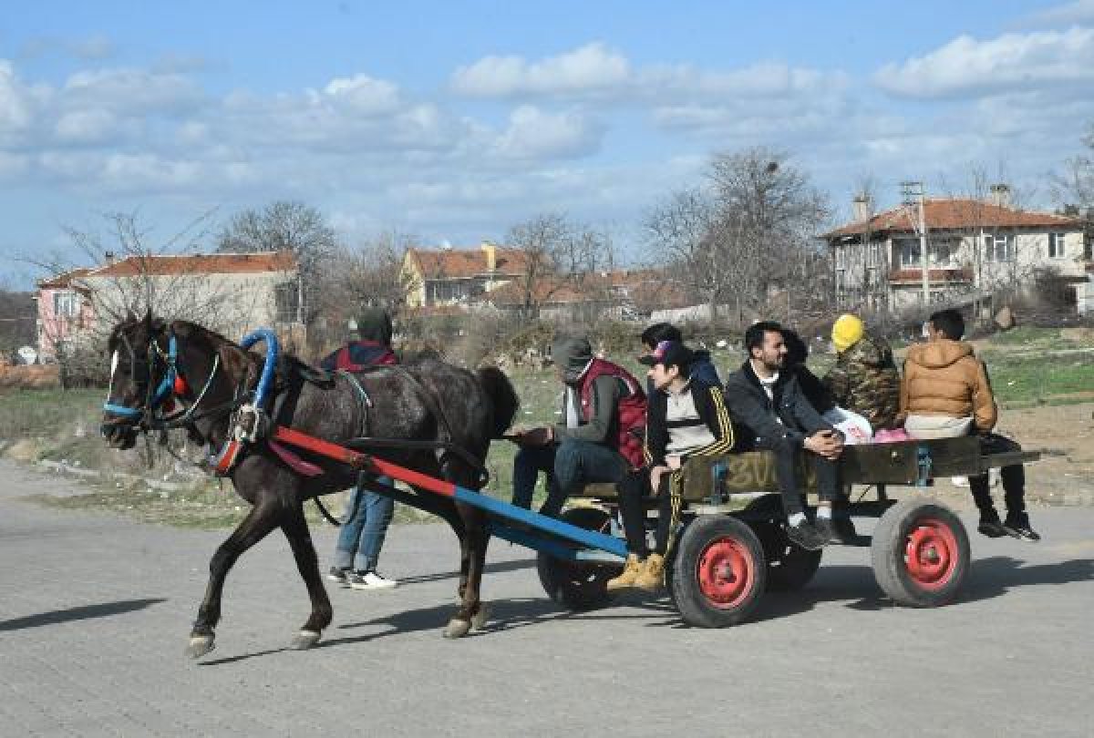 d Mültecilerin at arabalarıyla market alışverişi