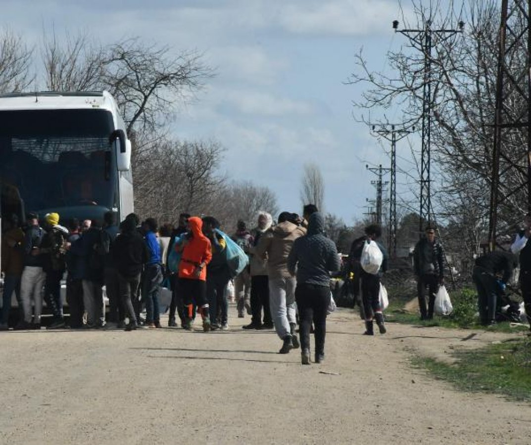 d Mültecilerin at arabalarıyla market alışverişi