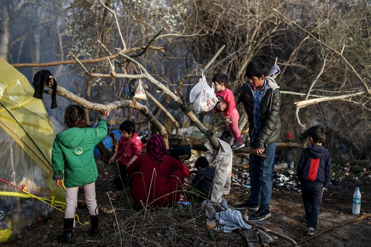 a Sığınmacıların Avrupa yolunda umutlu bekleyişi