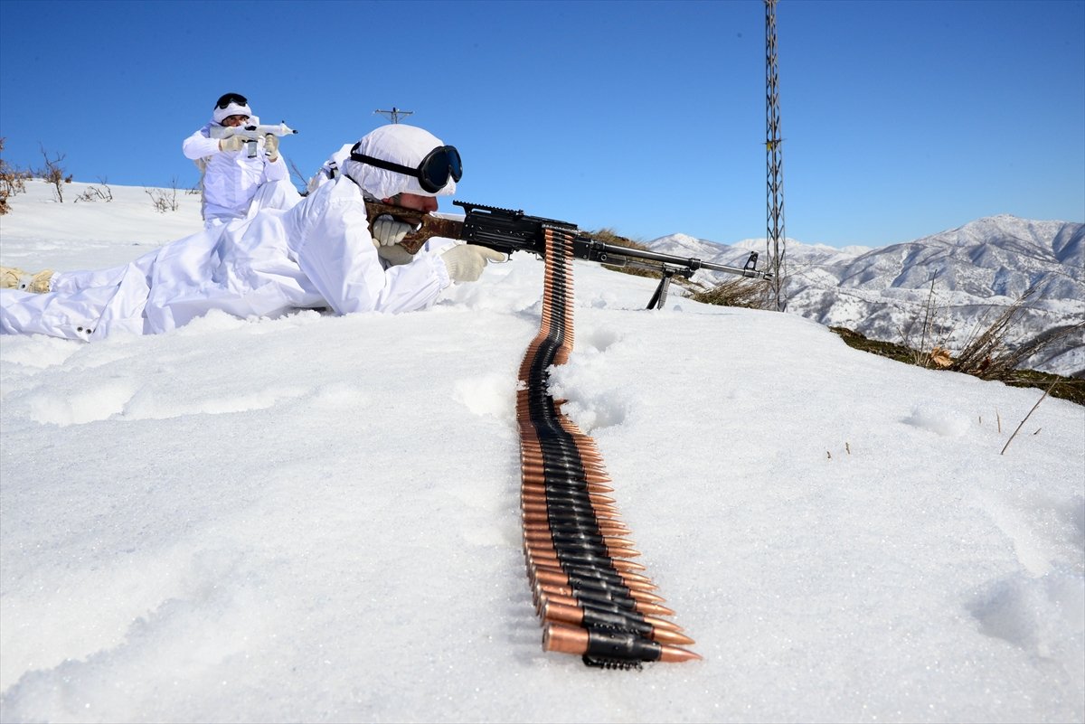 a JÖH'lerden karlı tepelerde vatan nöbeti