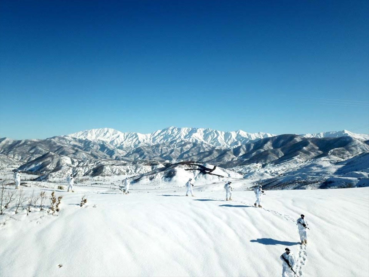 a JÖH'lerden karlı tepelerde vatan nöbeti