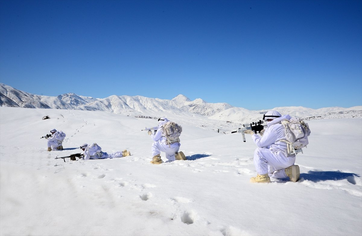 a JÖH'lerden karlı tepelerde vatan nöbeti
