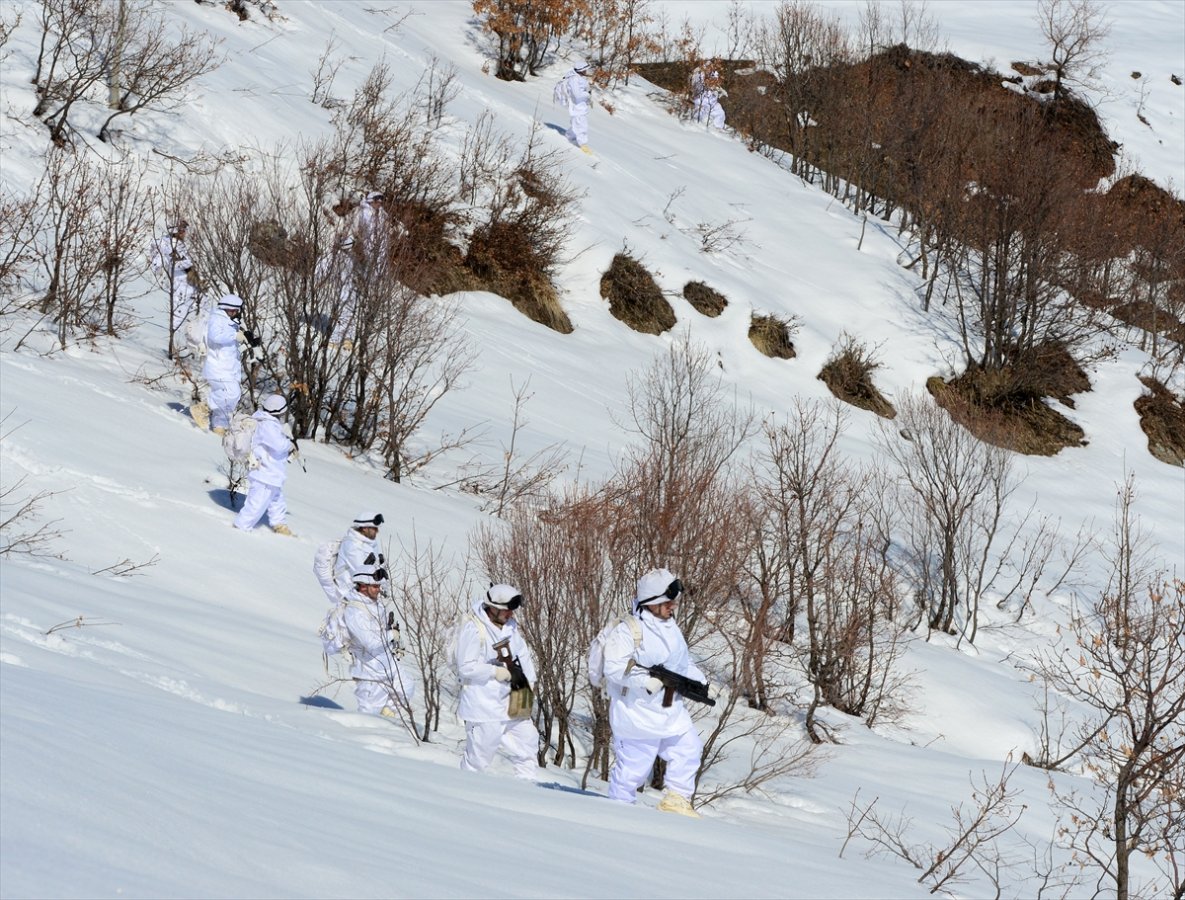 a JÖH'lerden karlı tepelerde vatan nöbeti