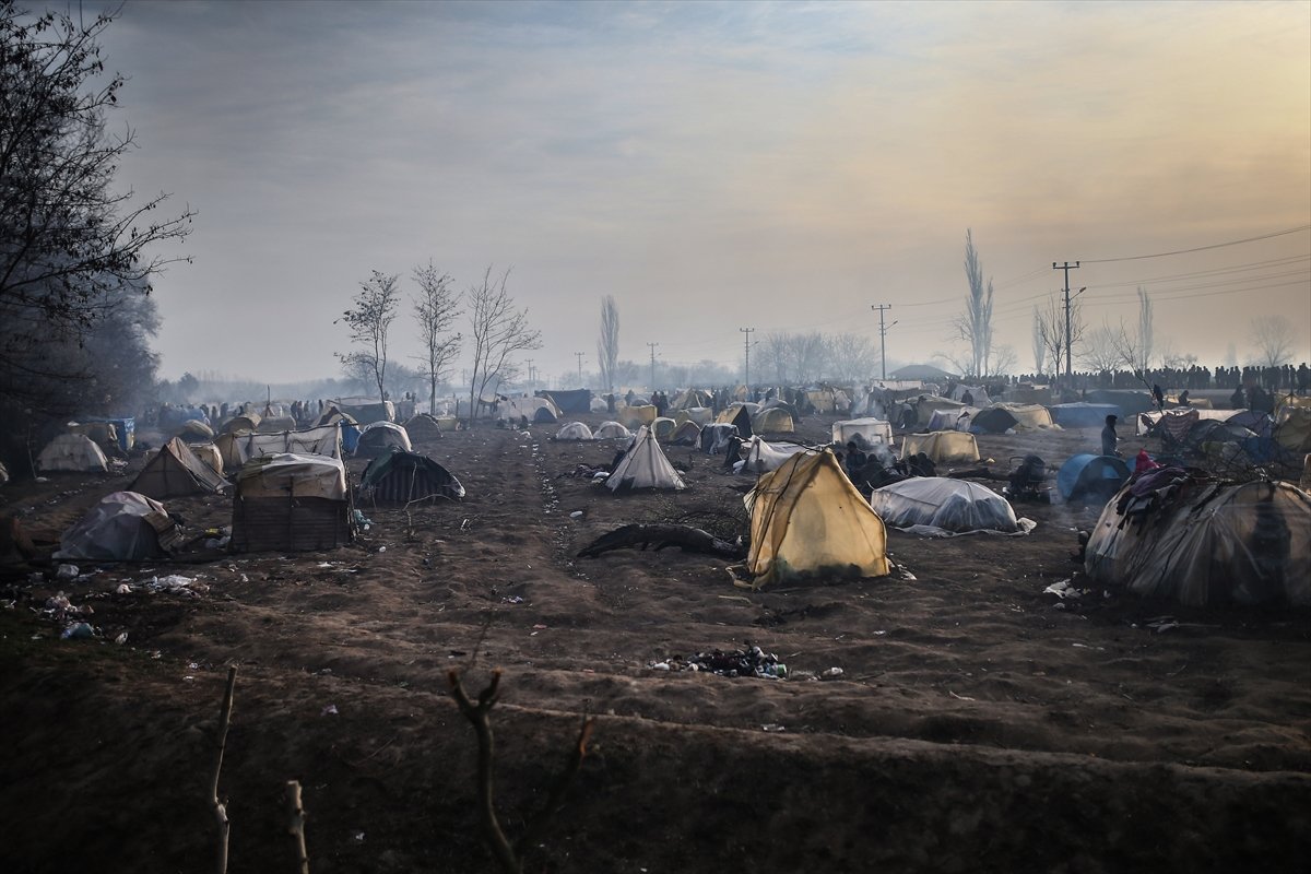 a Sığınmacıların Avrupa yolunda umutlu bekleyişi