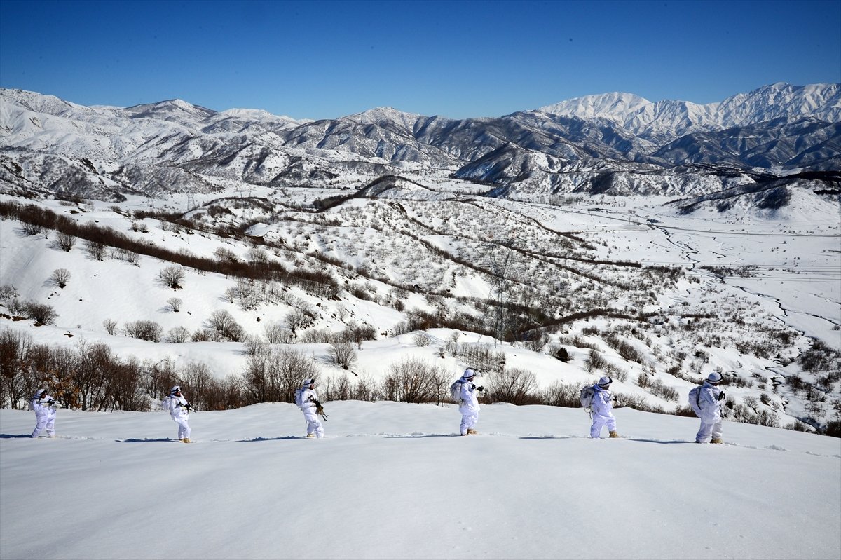a JÖH'lerden karlı tepelerde vatan nöbeti