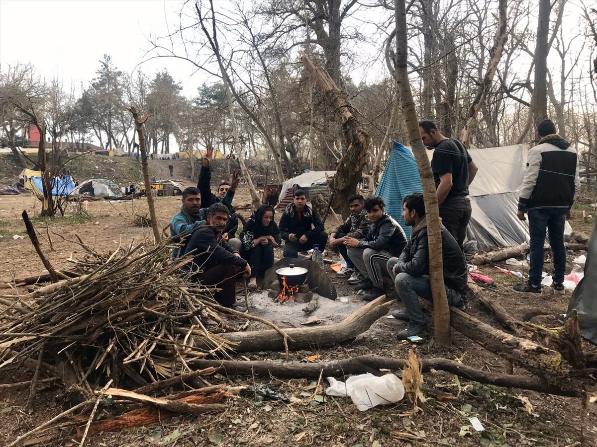 a Sığınmacıların Avrupa yolunda umutlu bekleyişi