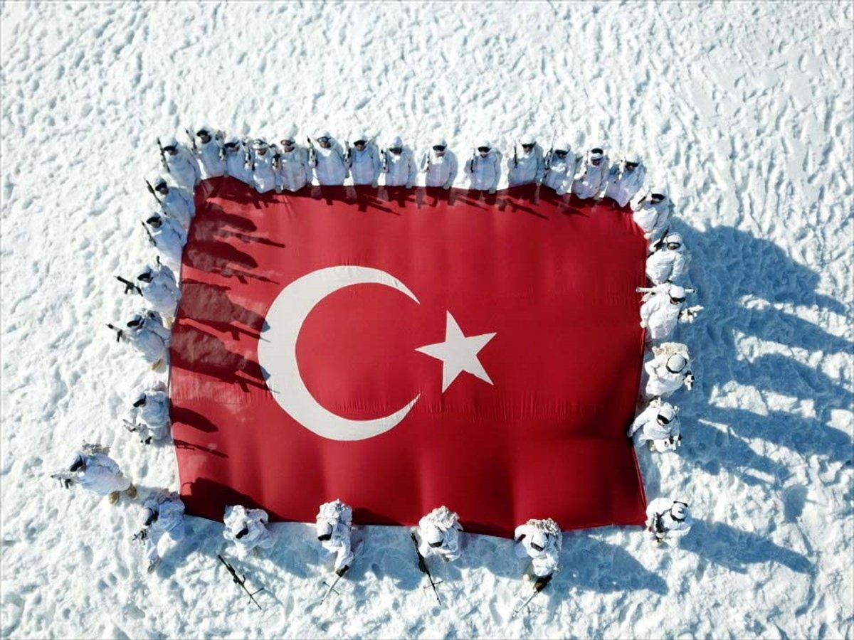 a JÖH'lerden karlı tepelerde vatan nöbeti