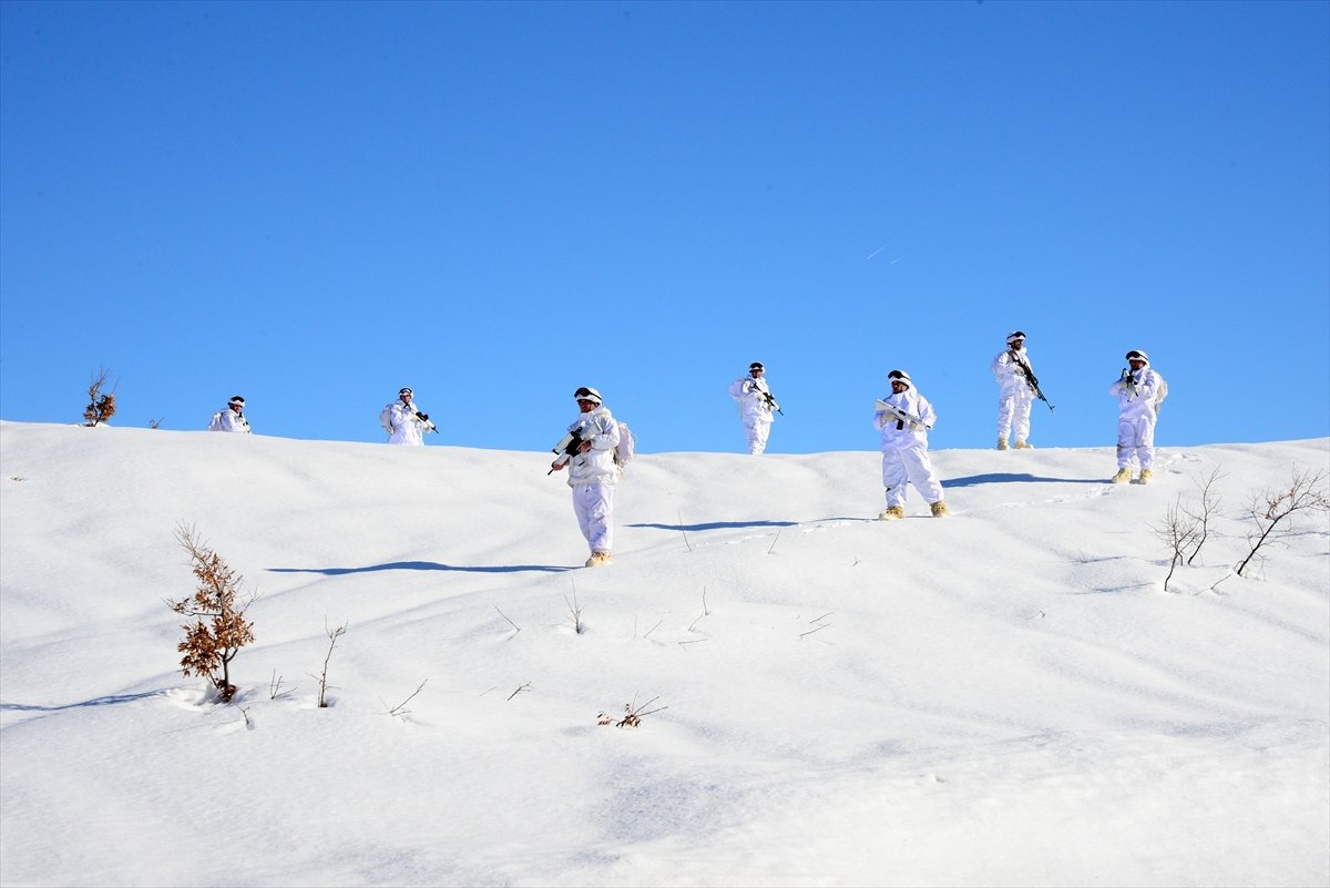 a JÖH'lerden karlı tepelerde vatan nöbeti
