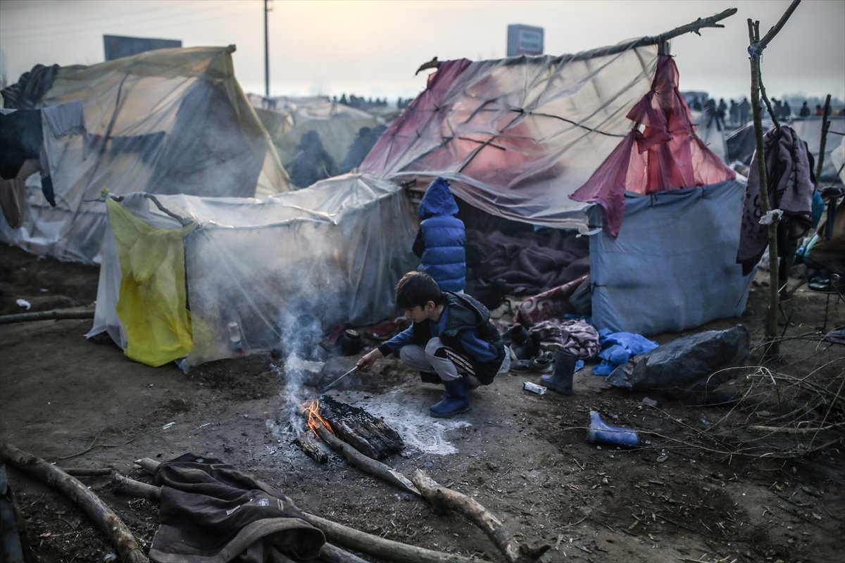 a Sığınmacıların Avrupa yolunda umutlu bekleyişi