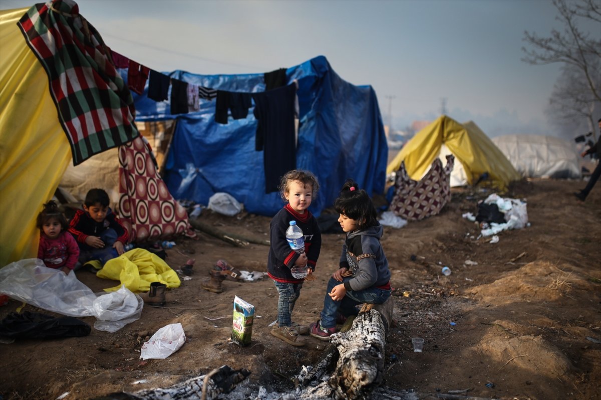 a Sığınmacıların Avrupa yolunda umutlu bekleyişi