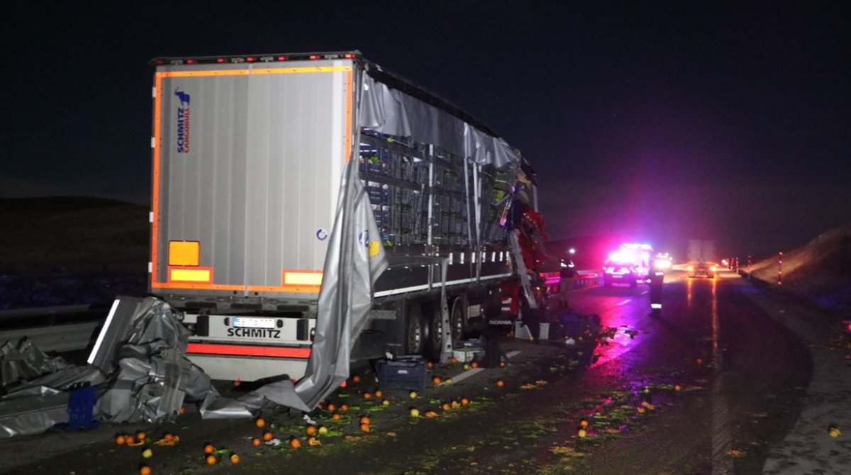 i Hurdaya dönen tırdan sürücü sağ çıktı