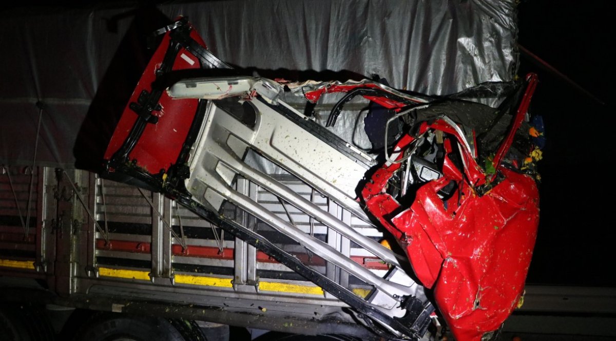 i Hurdaya dönen tırdan sürücü sağ çıktı