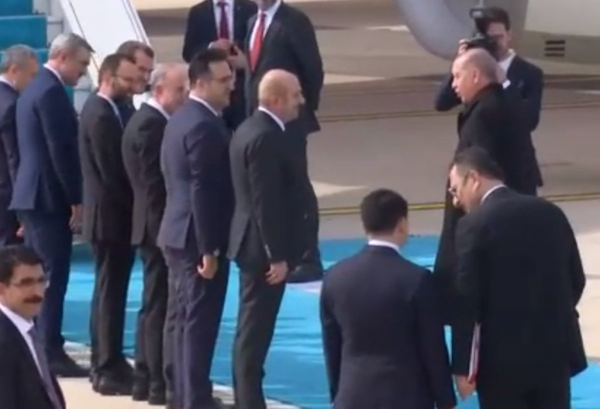 Cumhurbaşkanı Erdoğan, kimseyle tokalaşmadı