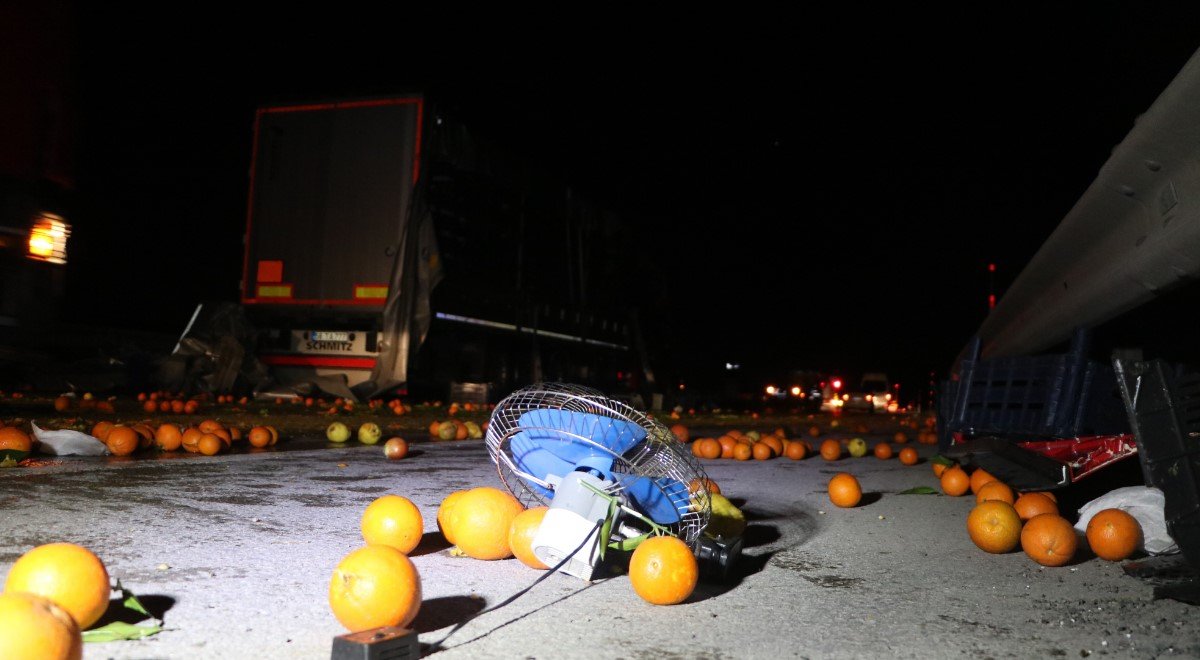 i Hurdaya dönen tırdan sürücü sağ çıktı