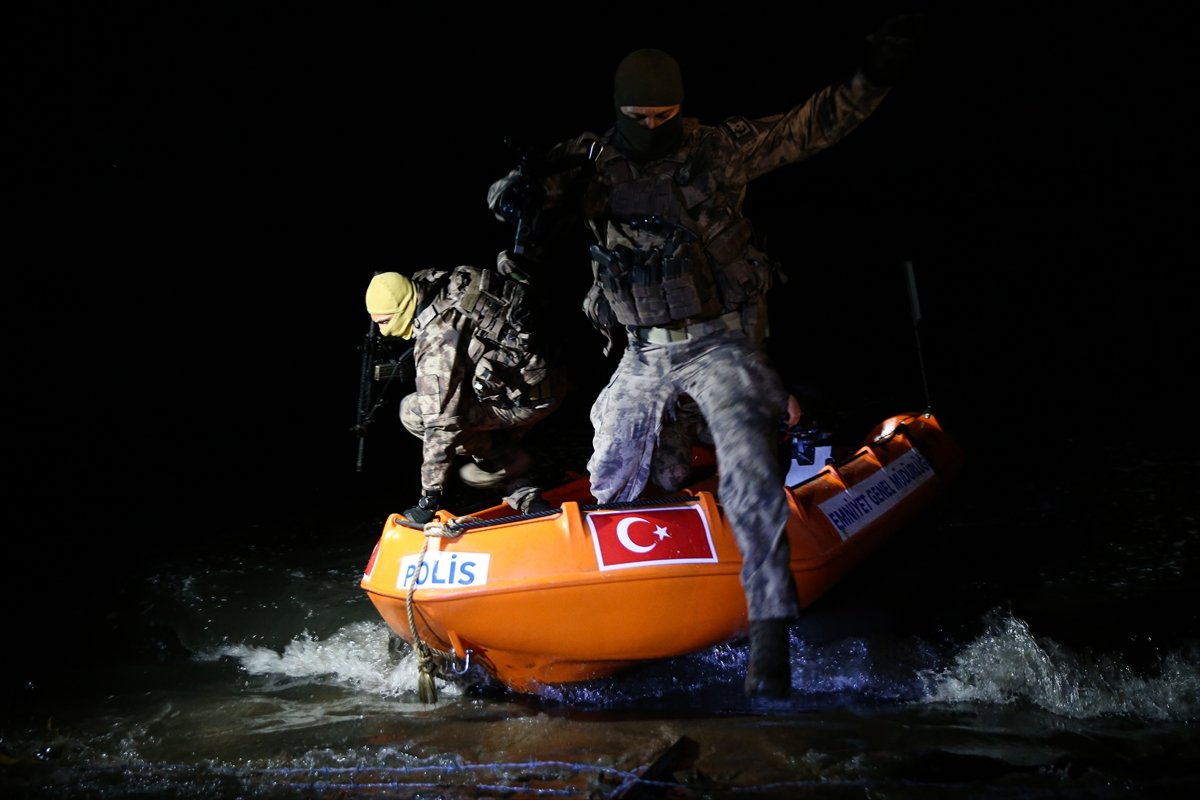 Özel Harekatçılar, Yunan sınırında gece gündüz devriyesini sürdürüyor