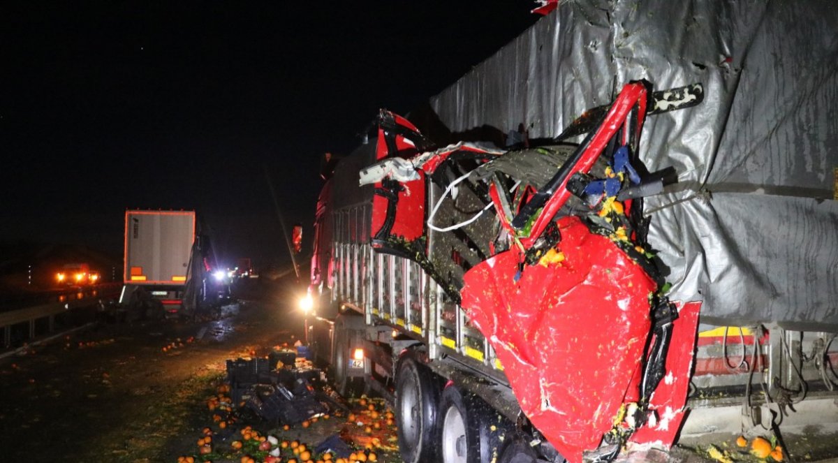 i Hurdaya dönen tırdan sürücü sağ çıktı